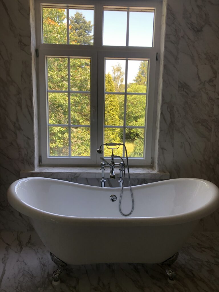 diana-renovation-baignoir-retro-salle-de-bain-blanche-spa-magnifique-prime-region-wallonne - Diana Rénovation - Immo Valorisation