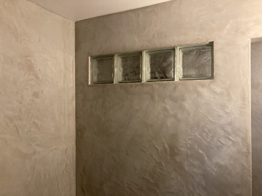 diana-renovation-chantier-creation-mur-brique-verre-mortex-unique-salle-de-bain-isolation - Diana Rénovation - Immo Valorisation