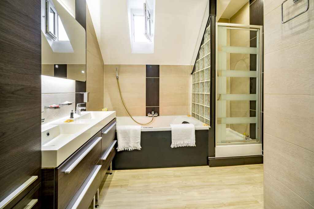 diana-renovation-creation-espace-salle-de-bain-sur-mesure-mur-brique-verre-jacuzzi-contemporain-liege-beige-sur-brun-electricite-spots - Diana Rénovation - Immo Valorisation