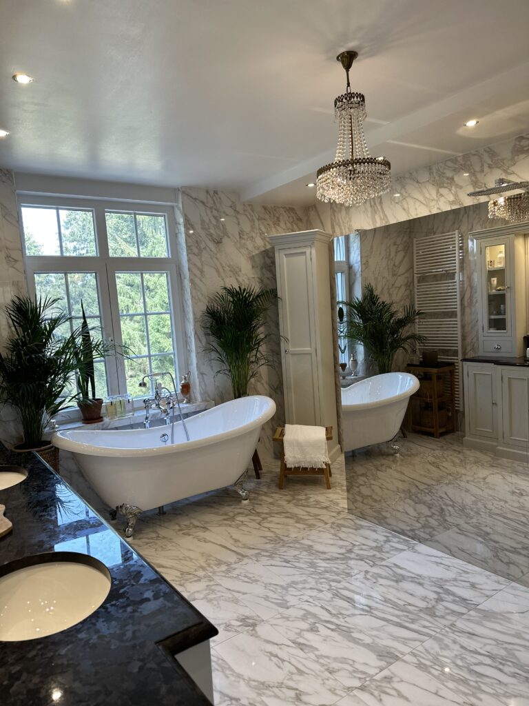 diana-renovation-design-unique-salle-de-bain-cottage-neupre-electricite-pampille-celebrite - Diana Rénovation - Immo Valorisation