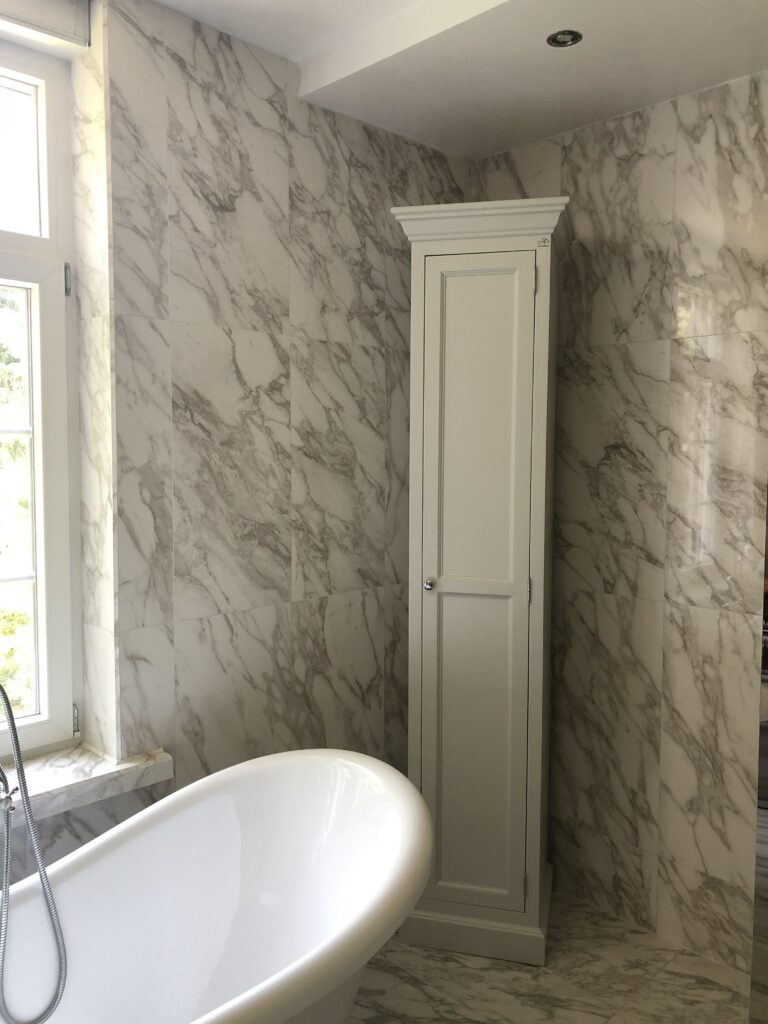 diana-renovation-electricite-salle-de-bain-blanche-retro - Diana Rénovation - Immo Valorisation