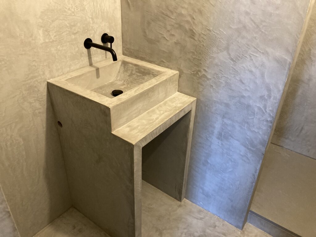 diana-renovation-fabrication-lavabo-salle-de-bain-mortex-finition-satinee-projet-electricite-region-wallonne - Diana Rénovation - Immo Valorisation