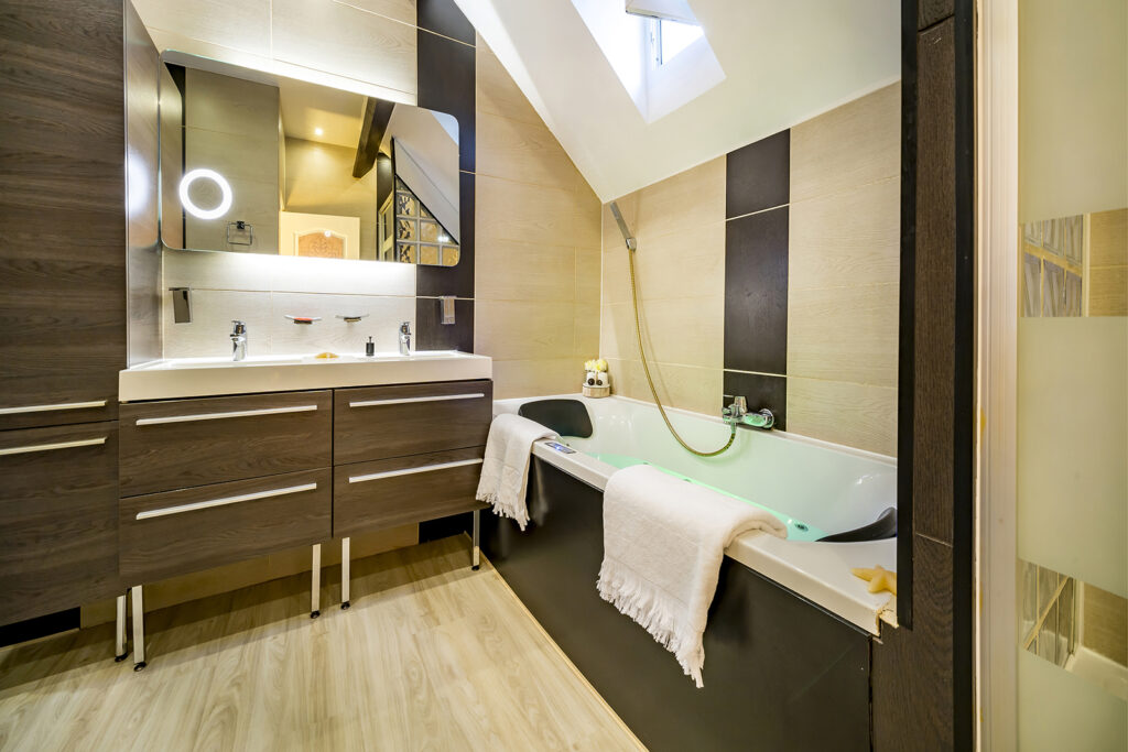 diana-renovation-jacuzzi-douche-italienne-creation-espace-salle-de-bain-sur-mesure-liege-electricite-conformite - Diana Rénovation - Immo Valorisation
