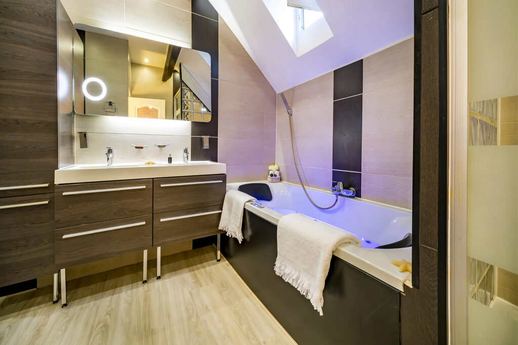 diana-renovation-liege-douche-italienne-salle-de-bain-ton-sur-ton-wenge-prime-region-wallonne-electricien - Diana Rénovation - Immo Valorisation