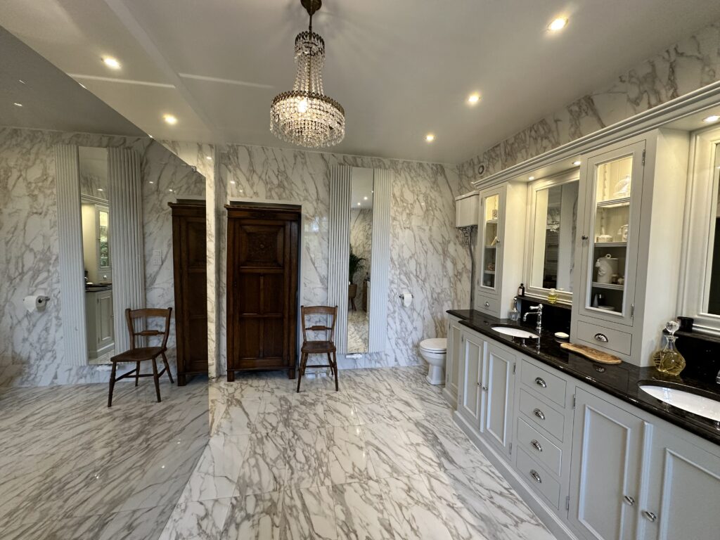 diana-renovation-neupre-salle-de-bain-vogue-blanche-celebrite-paroi-douche-miroir-electricite-prise - Diana Rénovation - Immo Valorisation