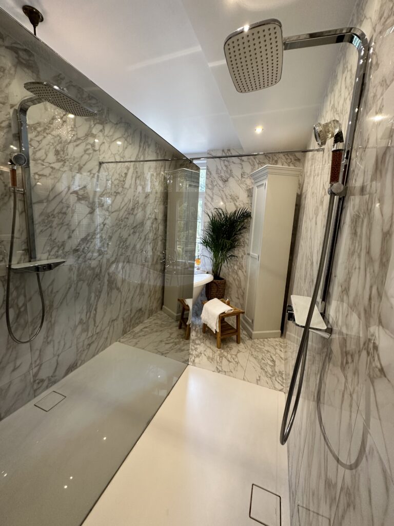 diana-renovation-paroi-douche-miroir-design-integral-sur-mesure-luxueux-spa-installation-electrique - Diana Rénovation - Immo Valorisation
