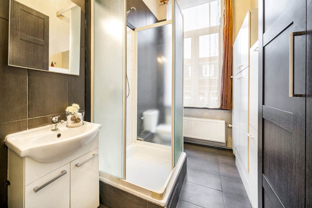 diana-renovation-projet-electricite-salle-de-bain-moderne-region-wallonne - Diana Rénovation - Immo Valorisation