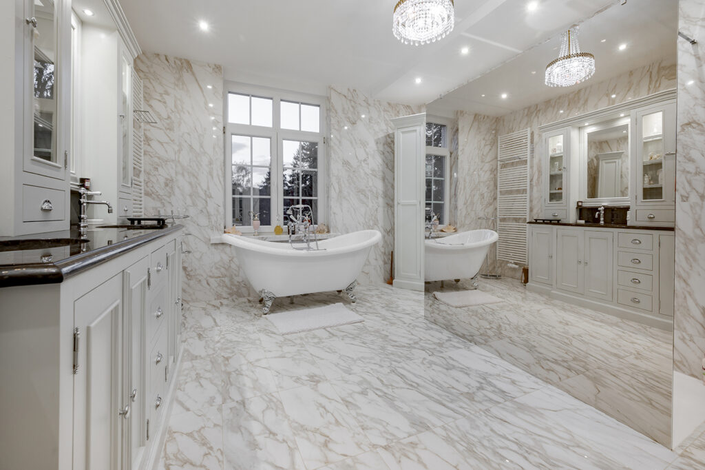 diana-renovation-travaux-grande-salle-de-bain-cottage-electricite-lumiere - Diana Rénovation - Immo Valorisation