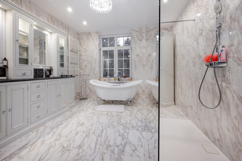 diana-renovation-travaux-salle-de-bain-blanche-elite-electrcite-conforme-RGIE - Diana Rénovation - Immo Valorisation