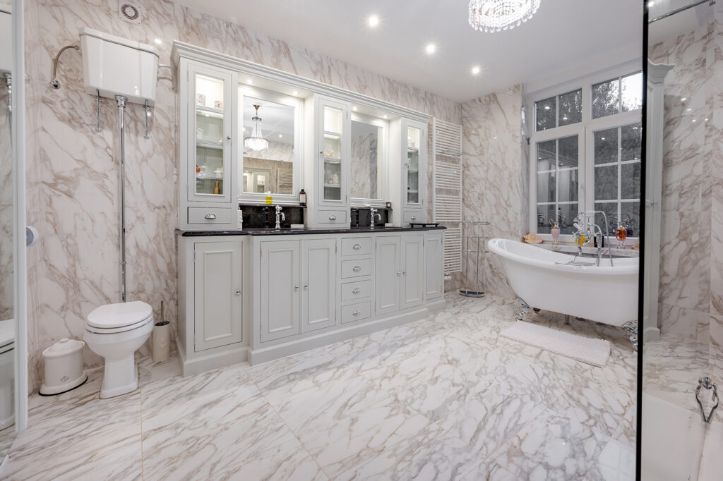 diana-renovation-wc-reservoir-vintage-suspendu-luxueux-spa-electricite-prime-region-wallonne - Diana Rénovation - Immo Valorisation