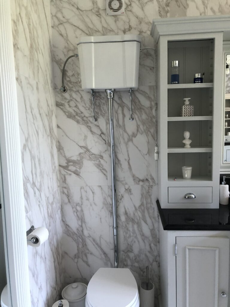 diana-renovation-wc-retro-reservoir-suspendu-salle-de-bain-blanche-vip-cottage-neupre-conformite-electrique - Diana Rénovation - Immo Valorisation